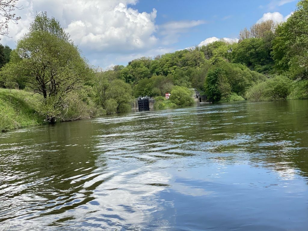 Die Lahn mit grünen Ufern