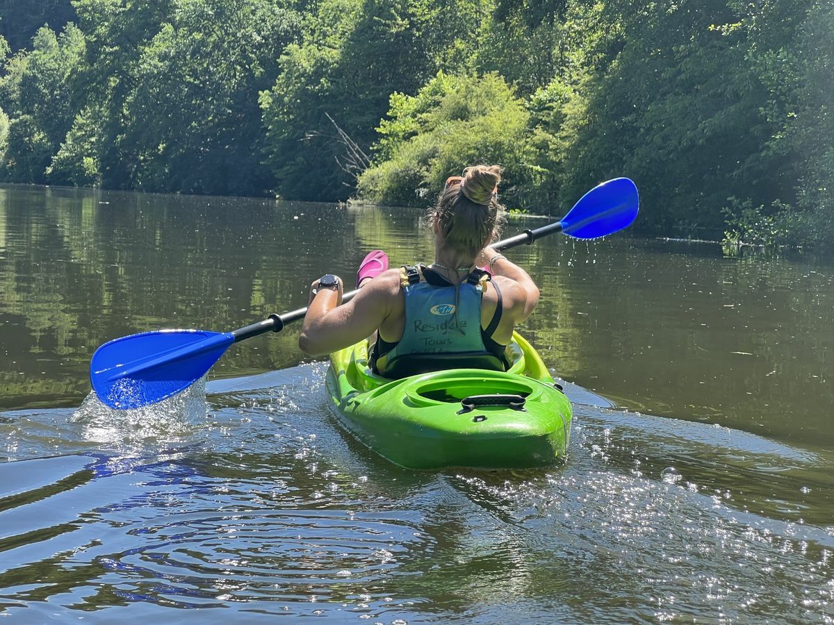 Paddlerin im Kajak auf der Lahn